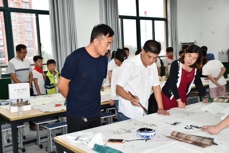 台儿庄 | 翰墨写初心，丹青绘新篇——台儿庄区实验小学泥沟校区举行“迎国庆书画进校园”活动