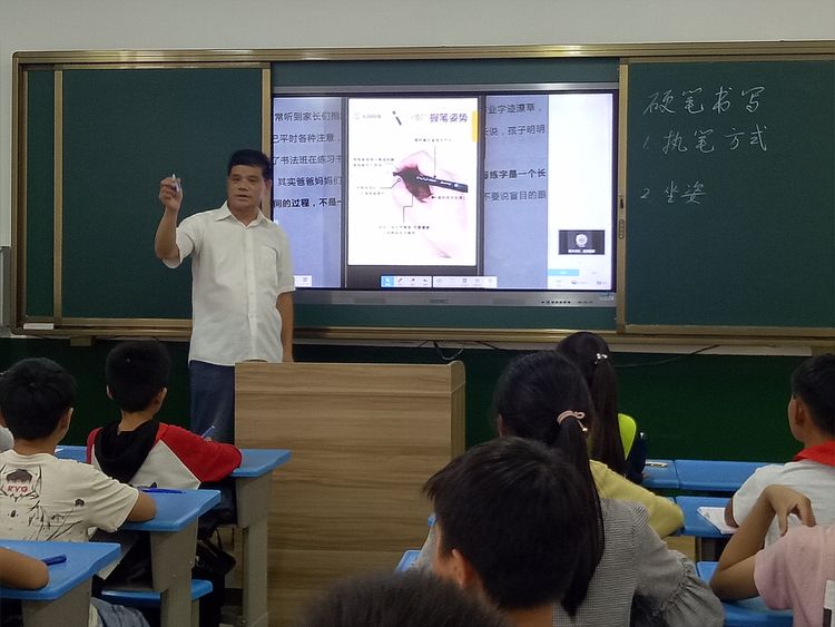 台儿庄 | 翰墨写初心，丹青绘新篇——台儿庄区实验小学泥沟校区举行“迎国庆书画进校园”活动