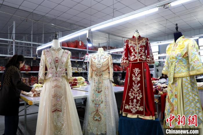 目前，越来越多的新人在婚礼上使用秀禾服作为礼服。　李欣 摄